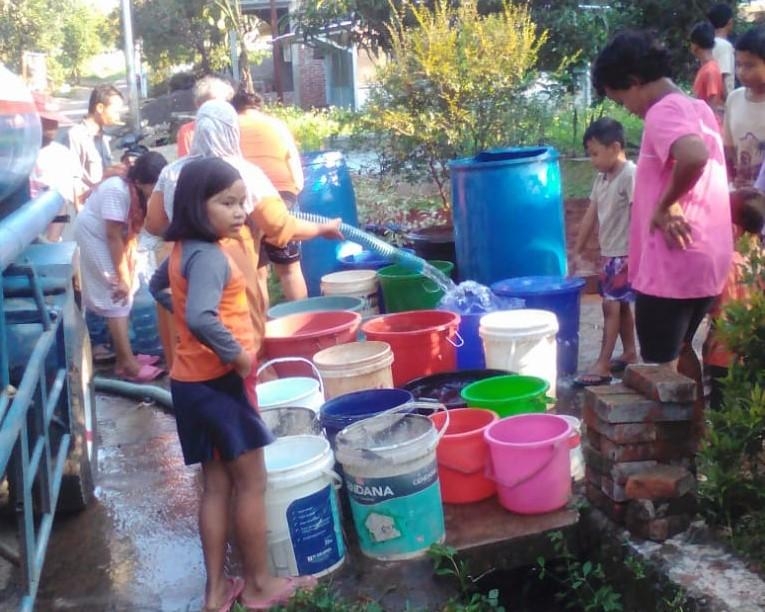 Bantuan Droping Tangki Air di Desa Rejowinangun, Kalongan